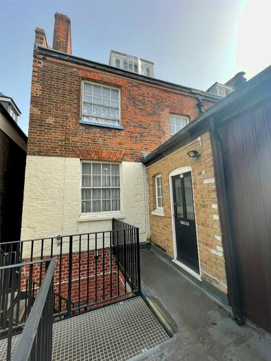 1 Bedroom Flat To Rent In High Street, Rochester, Kent, ME1