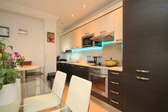 2 Bedroom Flat To Rent In Maple Leaf, Broomfield Lane, Palmers Green, N13