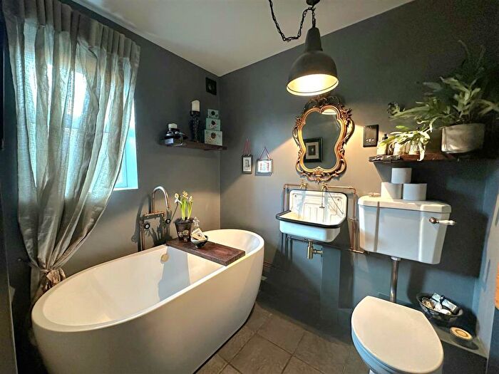 2 Bedroom Apartment To Rent In Kirkland Drive, Enfield, EN2