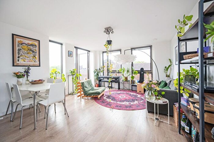 2 Bedroom Flat To Rent In Frampton Park Road, Hackney, London, E9