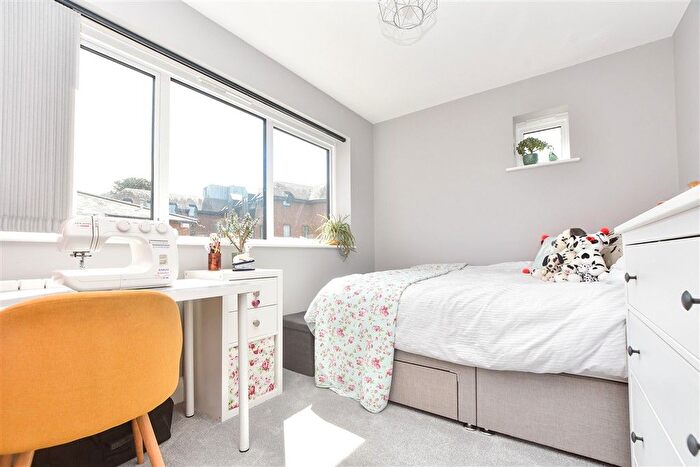 2 Bedroom Flat For Sale In South Street, Dorking, Surrey, RH4