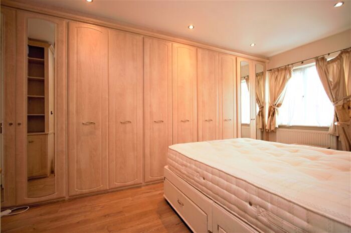 2 Bedroom Flat To Rent In Uppingham Avenue, Stanmore, HA7