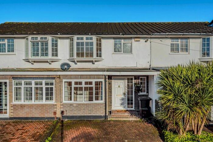 3 Bedroom Property To Rent In Ravens Close, Bromley, BR2