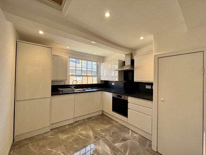 2 Bedroom Flat To Rent In High Street, Tring, HP23