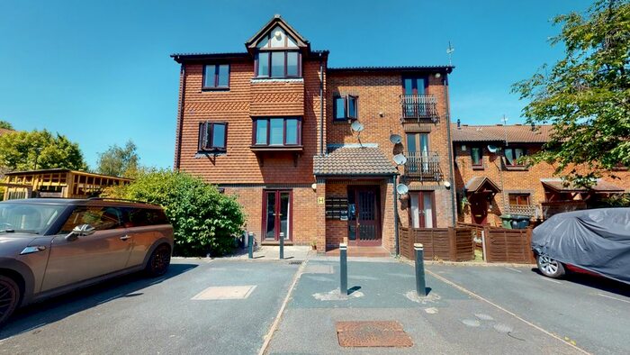 2 Bedroom Flat To Rent In Redstart Close, London, SE14