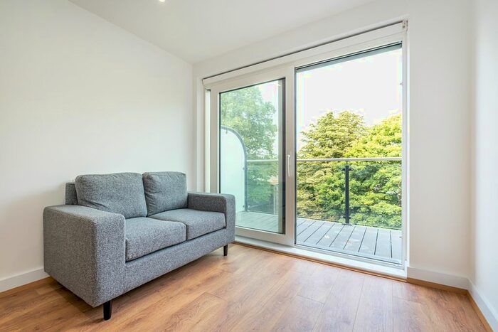 2 Bedroom Flat To Rent In Well Farm Road, Whyteleafe, CR3