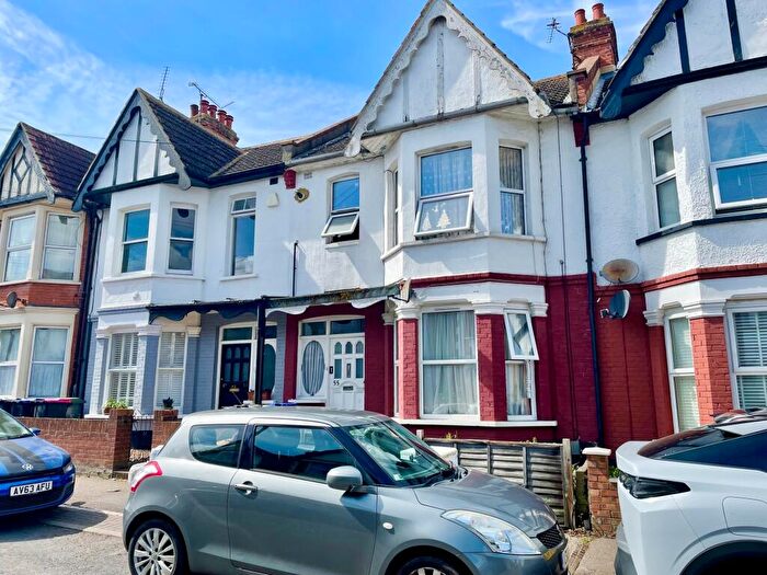 2 Bedroom Flat For Sale In Hainault Avenue, Westcliff-on-sea, SS0