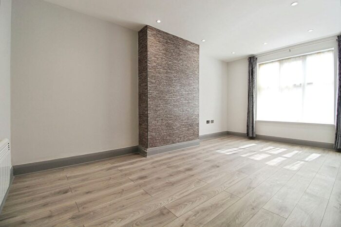 2 Bedroom Flat To Rent In Uxbridge Road, Hatch End, HA5