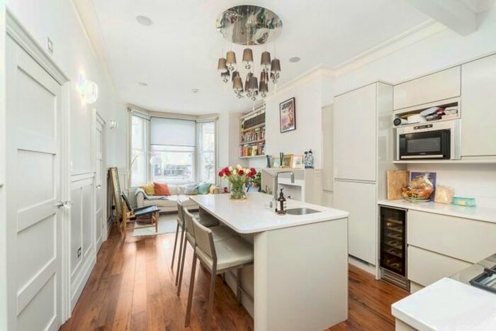 2 Bedroom Flat To Rent In Warwick Road, London, SW5