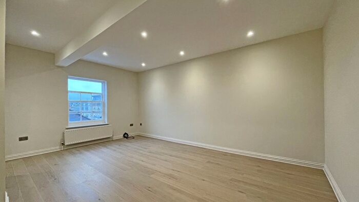 1 Bedroom Flat For Sale In Crummock Chase, Surbiton, Surrey, KT6