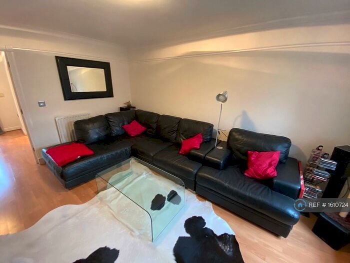 3 Bedroom Terraced House To Rent In Mansion Gate Drive, Leeds, LS7