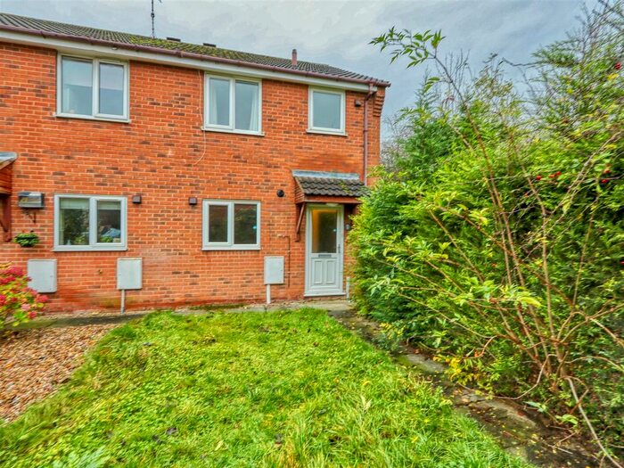 2 Bedroom End Of Terrace House To Rent In Broadoaks Close, Chesterfield, Derbyshire, S41
