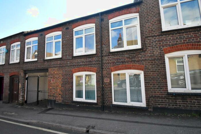1 Bedroom Ground Maisonette To Rent In Coopers Mews, Adelaide Street, Luton, Bedfordshire, LU1