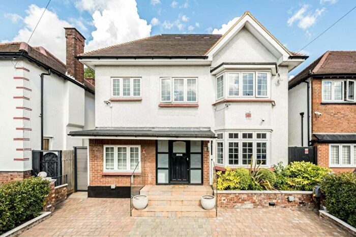 5 Bedroom Detached House To Rent In Tillingbourne Gardens, Finchley, N3