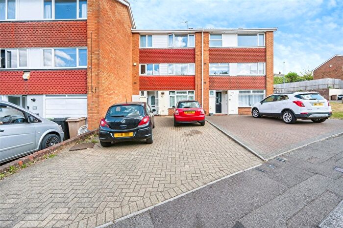 4 Bedroom Town House For Sale In Brendon Avenue, Luton, Bedfordshire, LU2
