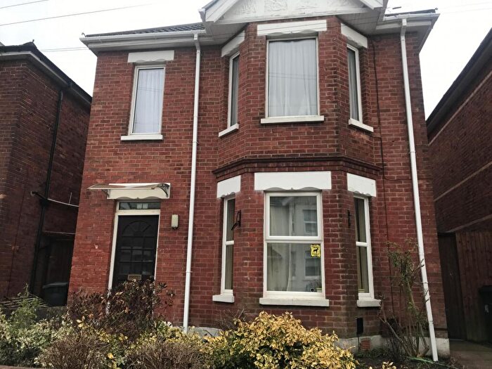 3 Bedroom Flat To Rent In Bedroom First Floor Flat In Winton, BH9