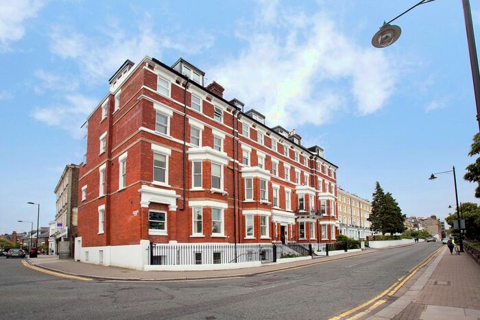3 Bedroom Flat To Rent In Richmond Hill, Richmond, TW10