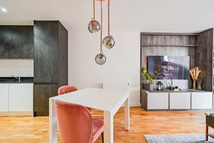2 Bedroom Flat For Sale In Hampden Road, Crouch End, London, N8