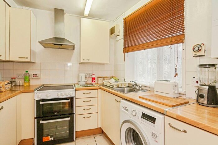 2 Bedroom Flat For Sale In Lansdowne Green, London, SW8