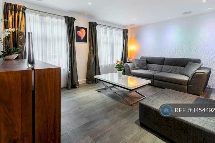 2 Bedroom Flat To Rent In The Cobalt Building, London, EC2Y