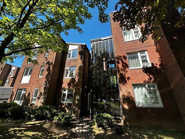 2 Bedroom Flat To Rent In Dalford Court, Hollinswood, Telford, TF3
