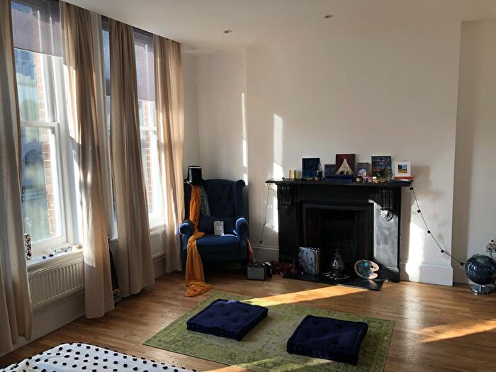 Maisonette To Rent In Upper Street, Islington, N1
