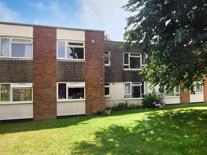 1 Bedroom Flat To Rent In Potters Mead, Wick, Littlehampton, BN17