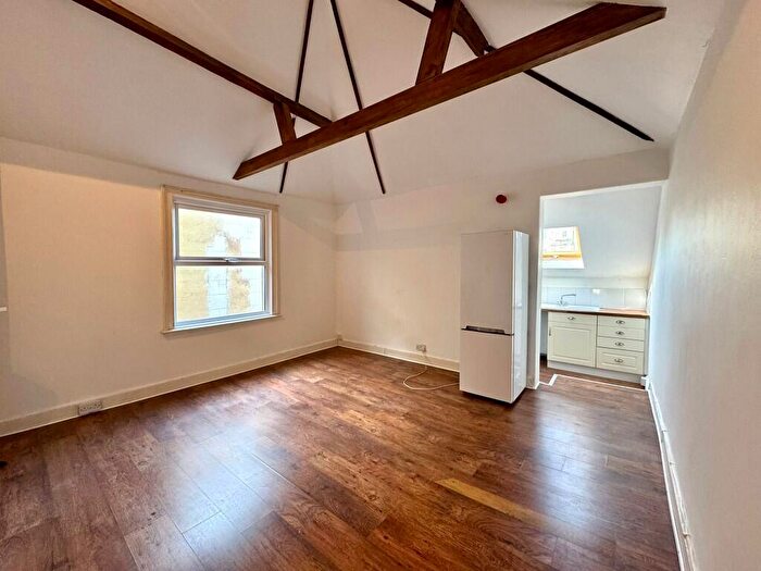 1 Bedroom Flat To Rent In Brunswick Square, Hove, East Sussex, BN3