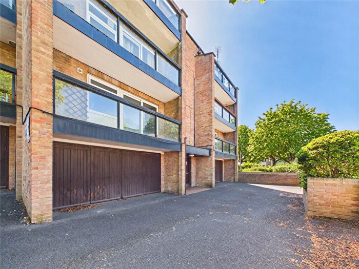 2 Bedroom Apartment For Sale In Trendlewood Park, Bristol, BS16