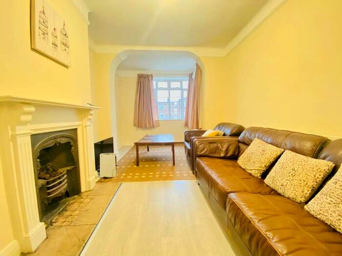 2 Bedroom Apartment To Rent In Elmhurst Court, CR0