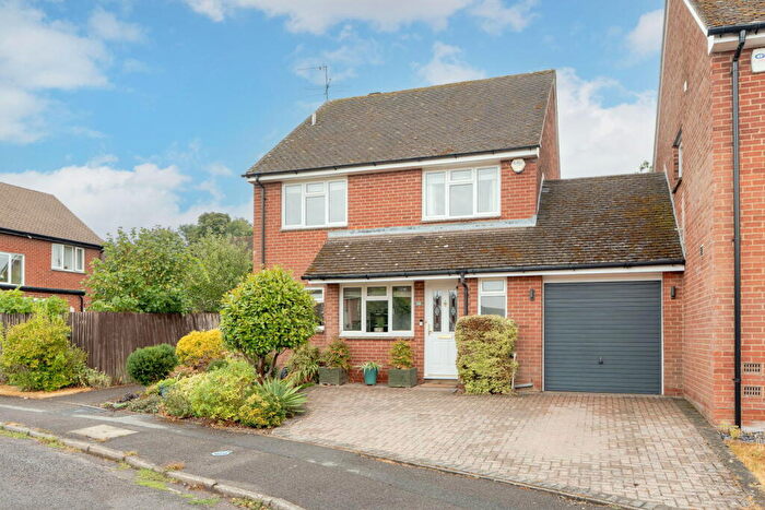 4 Bedroom Link Detached House For Sale In Lackmore Gardens, Woodcote, Reading, RG8