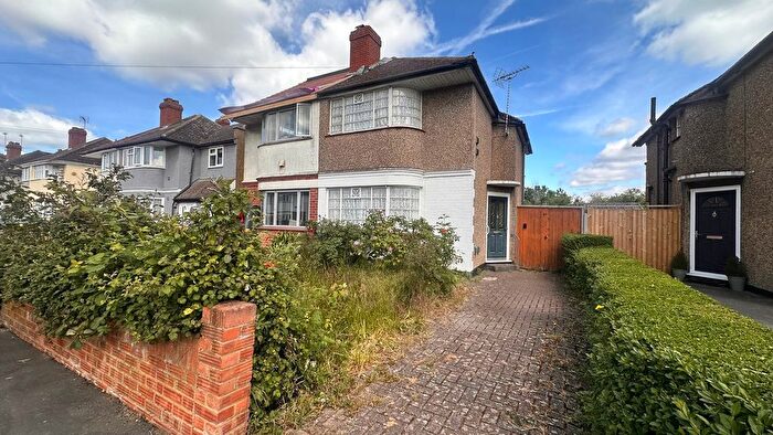 3 Bedroom Semi Detached House For Sale In Kingston Avenue, Feltham, TW14