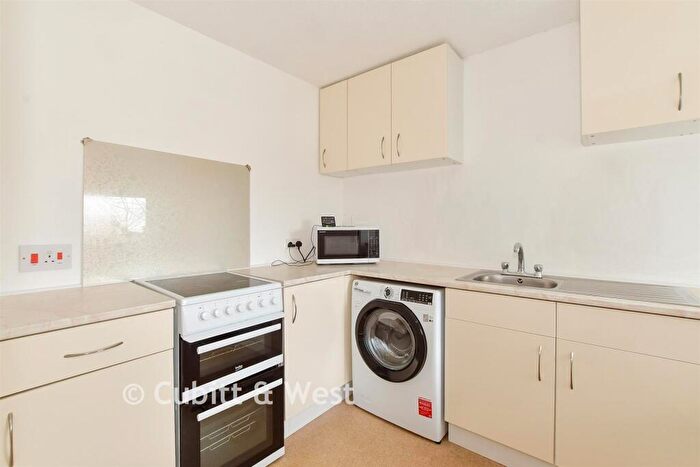 2 Bedroom Apartment For Sale In Sarel Way, Horley, Surrey, RH6