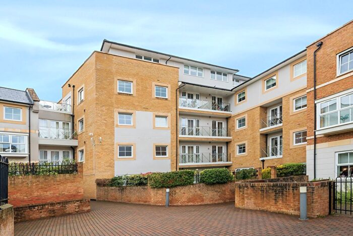 2 Bedroom Flat For Sale In Flambard Way, Godalming, GU7
