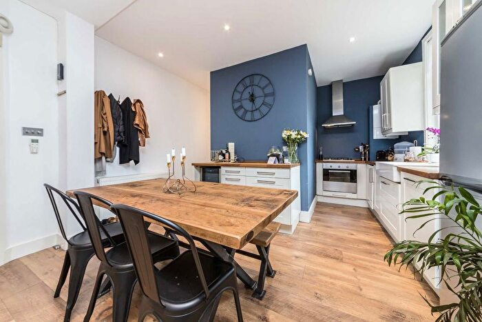 2 Bedroom Flat To Rent In Hydethorpe Road, Balham, SW12