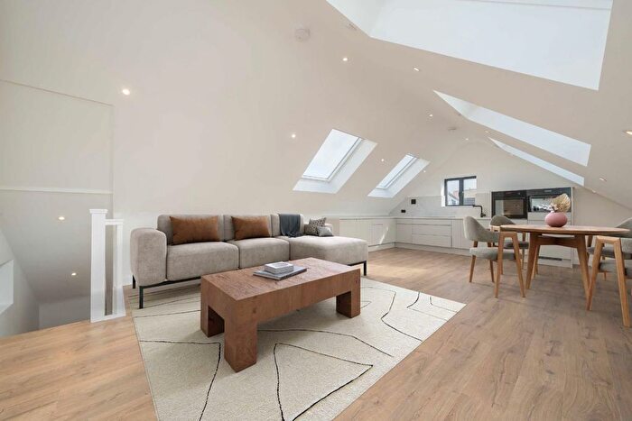 1 Bedroom Flat For Sale In Cranmer Avenue, Northfields, W13