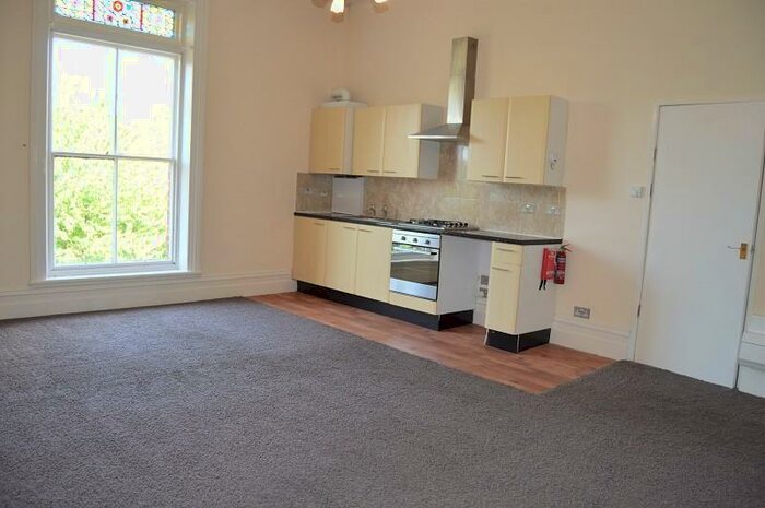 Flat To Rent In Cambridge Road, Waterloo, Liverpool, Merseyside., L22