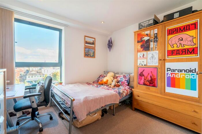 2 Bedroom Flat To Rent In West One Panorama, Fitzwilliam Street, Sheffield, S1