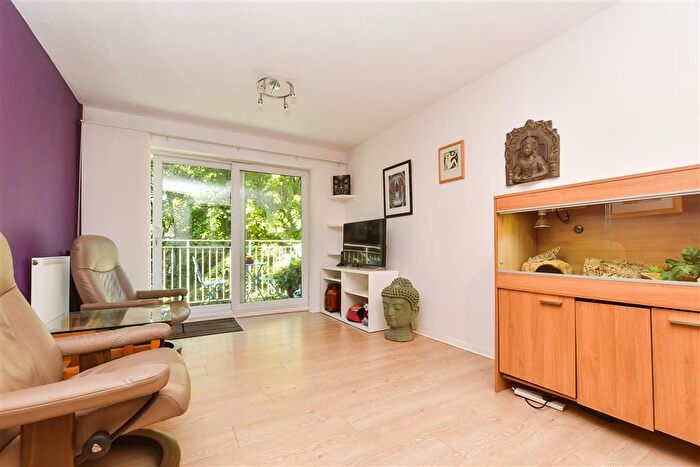 2 Bedroom Flat For Sale In Court Bushes Road, Whyteleafe, Surrey, CR3