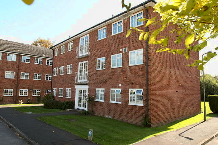 2 Bedroom Flat To Rent In Midhope Close, Woking, GU22