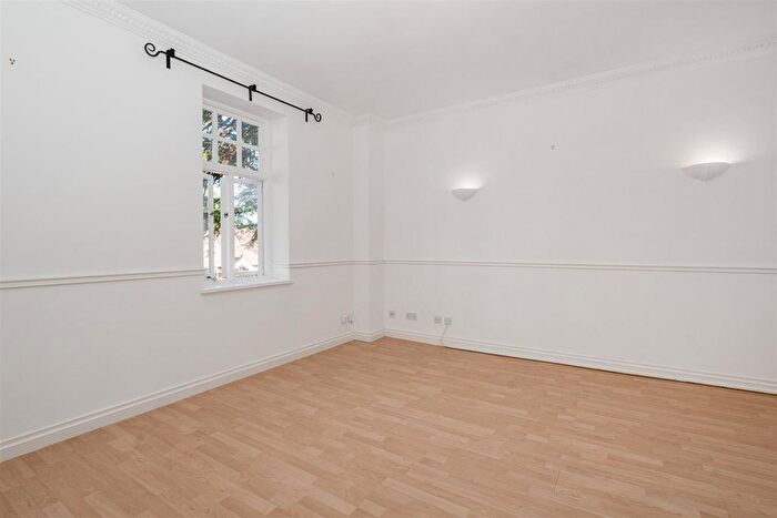 1 Bedroom Flat For Sale In Catherines Close, Catherine-De-Barnes, Solihull, B91