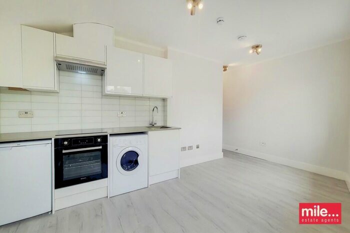 Studio To Rent In North End Road, London, NW11