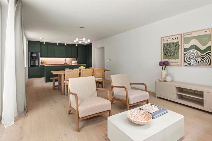 2 Bedroom Flat For Sale In Larchwood Lodge, New Road, Digswell, Welwyn, AL6