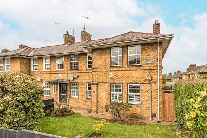 2 Bedroom Maisonette For Sale In Athenlay Road, Peckham, SE15