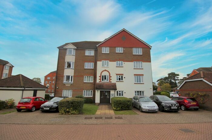 2 Bedroom Flat To Rent In St. Annes Rise, Redhill, RH1