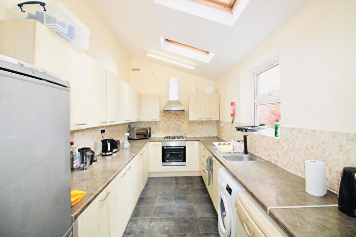 6 Bedroom House To Rent In Balfour Road, Nottingham, NG7