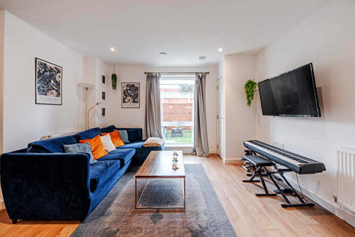 2 Bedroom Flat For Sale In Lomond Grove, London, SE5