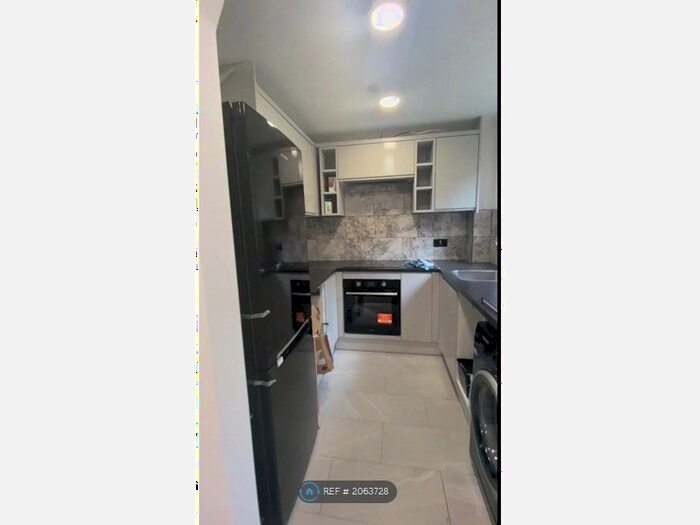 2 Bedroom Flat To Rent In Friends Avenue, Cheshunt, Waltham Cross, EN8