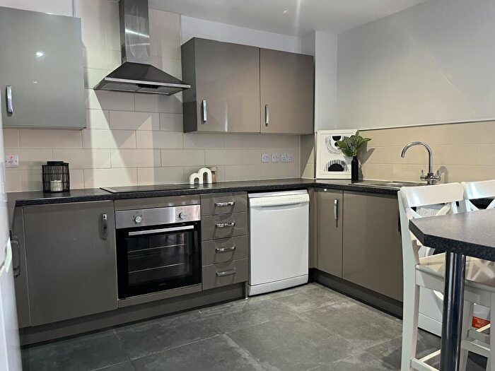 4 Bedroom Flat To Rent In Bed Ensuite Student Flat // /, LN1