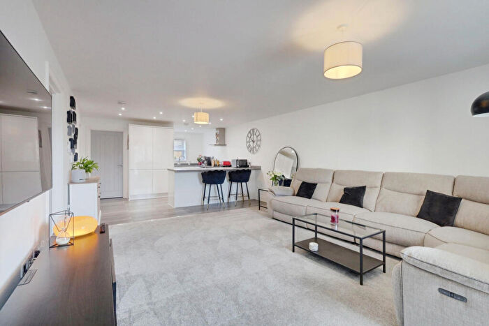 2 Bedroom Flat For Sale In Halle Mews, Benfleet, SS7